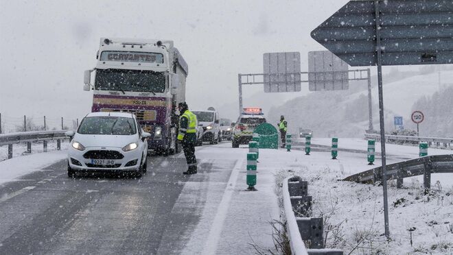 La nieve obliga a embolsar camiones en Lugo