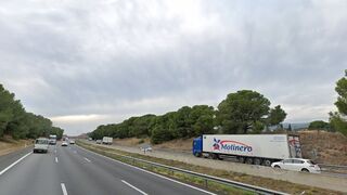 Un camionero muere atropellado por otro camión en Barcelona