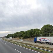 Un camionero muere atropellado por otro camión en Barcelona
