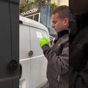 Ángel Gaitán muestra cómo bloquear la furgoneta para que no roben la mercancía