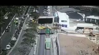 Un camión destroza una pasarela de una obra recién colocada