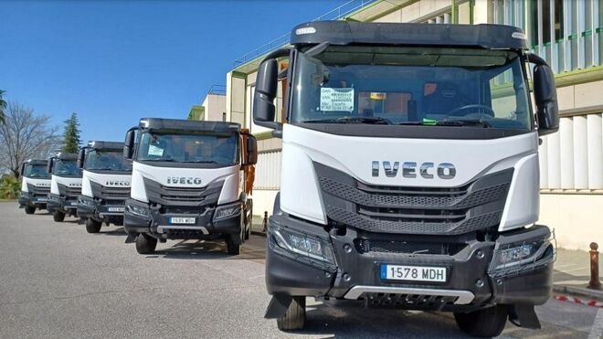 Narro entrega cinco camiones volquete para sendas localidades de Extremadura