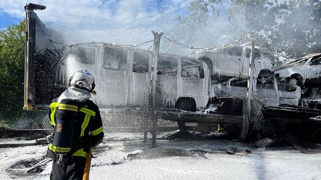 Un fuego devora un camión cargado de turismos en Getafe