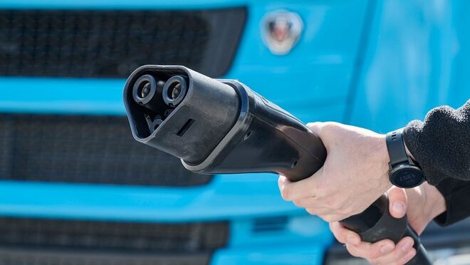 Scania prueba un sistema que reduce a la mitad el tiempo de carga de los camiones