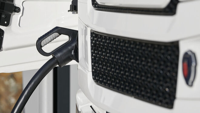 Scania presenta un sistema de recarga de camiones eléctricos