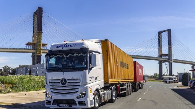 Andalfrío opera su primer duotrailer para el transporte de contenedores