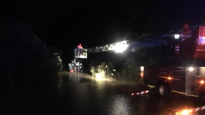 Rescatados los cinco ocupantes de un camión atrapado en un río por una crecida