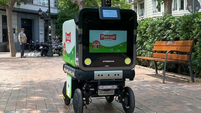 Pascual realiza la primera entrega en España para hostelería con un robot autónomo