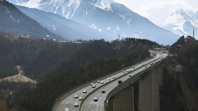 Los transportistas denuncian más de 100 kilómetros de atasco en la frontera italiana con Austria
