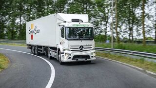 Mercedes-Benz Trucks entrega en Países Bajos la primera tractora eActros 300