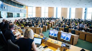 Eurodiputados luchan por rebajar los objetivos de emisiones a camiones de la Comisión