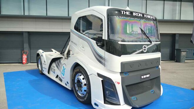 El camión más rápido del mundo, el Iron Knight, aterriza en España de la mano de Volvo y Goodyear