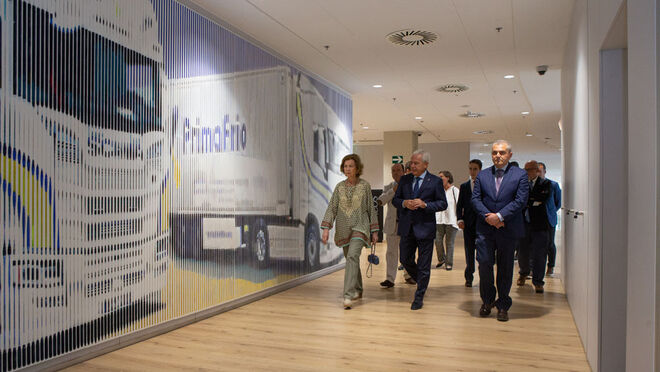 La reina Sofía visita la sede de Primafrio por la colaboración entre ambas fundaciones