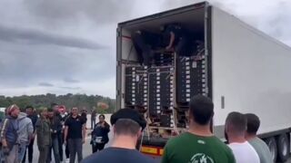 Viticultores galos bloquean la entrada de camiones españoles a Francia por la A-9