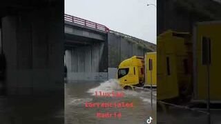 Un camión de Correos se queda atrapado por las lluvias tras saltarse un cordón de seguridad