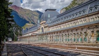 PSOE y Sumar se comprometen a desarrollar "corredores ferroviarios conectados con puertos y centros logísticos"