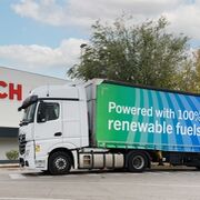 Rhenus prueba dos camiones propulsados por un combustibles renovables de Repsol