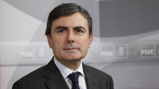 El Gobierno cesa a Juan Manuel Serrano como presidente de Correos y nombra a Pedro Saura