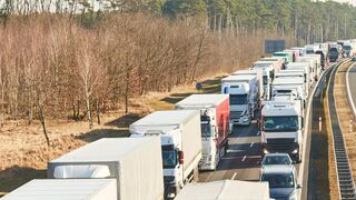Filas de camiones de varios días por cruzar las fronteras de Rumanía y Bulgaria
