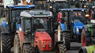 Los agricultores franceses desvalijan la carga de camiones españoles
