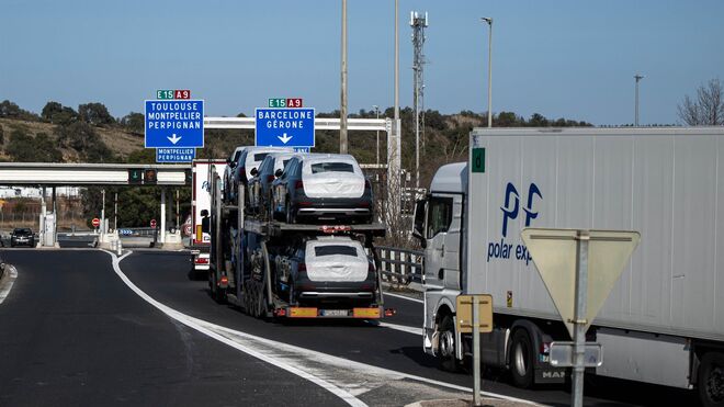 Transportes flexibiliza las horas de conducción de los transportistas afectados por el conflicto en Francia