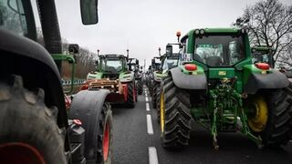 Los agricultores franceses se acercan al mercado de Rungis, una de las líneas rojas para el Gobierno francés