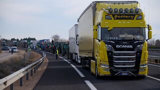 Los agricultores toman a los camiones de rehenes en su primer día de protestas