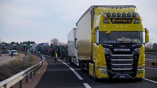 Un camión delante de una concentración de tractores el 6 de febrero. Europa Press.