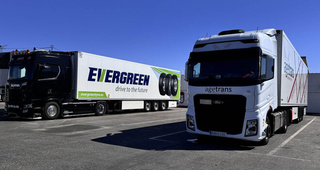 Agetrans y Neumáticos Evergreen renuevan su compromiso con la rotulación de dos trailer.
