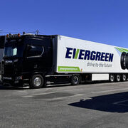 Agetrans y Neumáticos Evergreen renuevan su compromiso con la rotulación de dos trailers