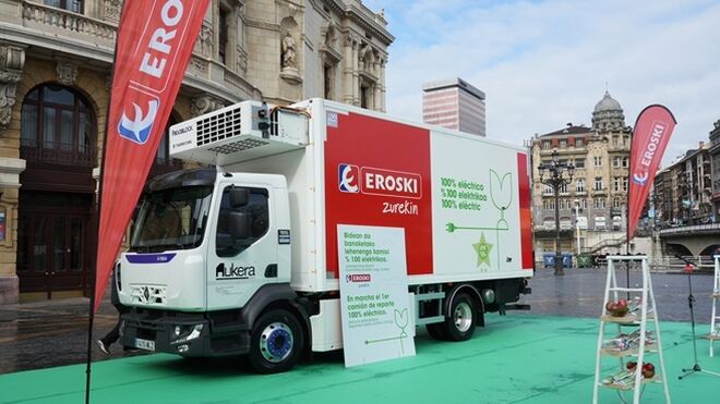 Renault entrega un camión eléctrico para que Eroski realice cuatro rutas diarias