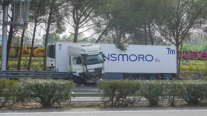 Seis muertos y tres heridos graves al arrollar un camión un control de la Guardia Civil en Sevilla