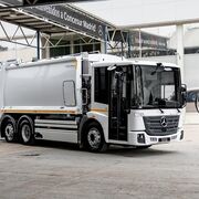 Mercedes-Benz Trucks entrega dos camiones eléctricos a Valoriza para recogida de basura
