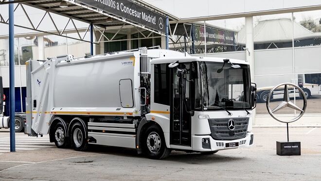 Mercedes-Benz Trucks entrega dos camiones eléctricos a Valoriza para recogida de basura
