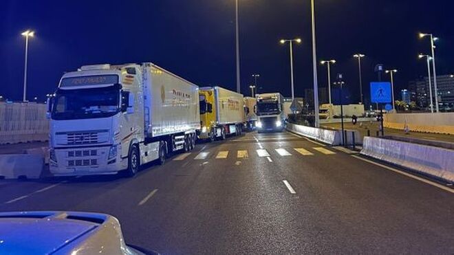 El Puerto de Algeciras "colapsado" por el tráfico de camiones, según sus trabajadores