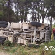 Muere un conductor que transportaba alfalfa al volcar su camión en Zaragoza